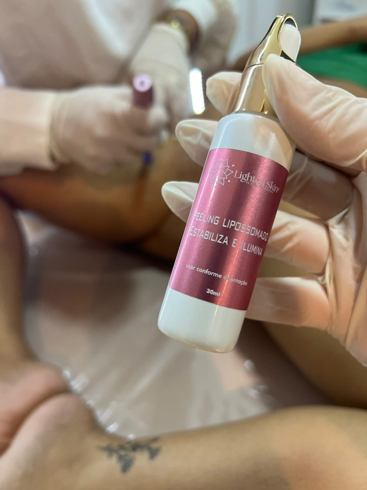 Frasco do peeling lipossomado Lighten Skin durante o atendimento